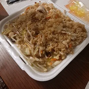 Chicken chow mein lunch special...yummy, lots of chicken...good portion for the price