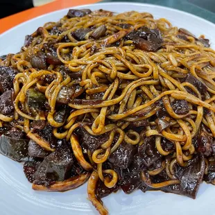 a plate of noodles and beef