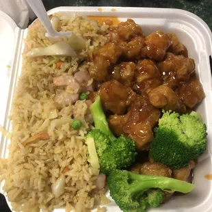 Food looks good it taste good it&apos;s about $10 for a plate with rice and one Side order