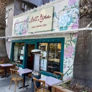 the outside of a restaurant