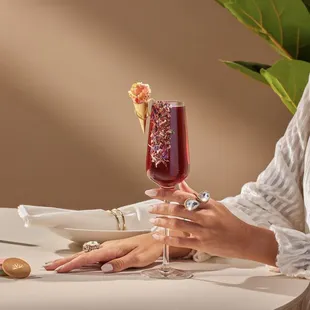 PEBBLES &amp; PARADISE

grey goose strawberry &amp; lemongrass, fruity pebbles tea, lemon, vanilla syrup, cherry &amp; orange bitters