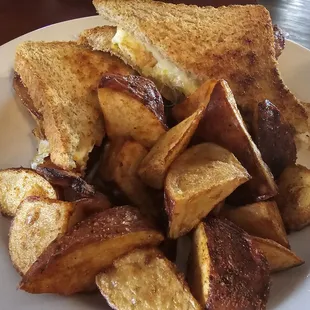 Bacon and egg sandwich with potatoes