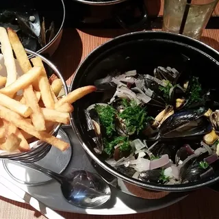Mussels "Mariniere" the Classique