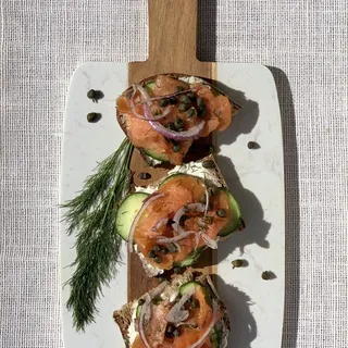 Smoked salmon tartine