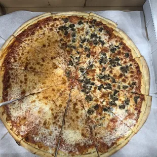 24" pie with half mushroom