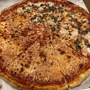 Extra large, 24 inch, half cheese, half mushroom and onion. Absolutely incredible, fantastic, delicious!