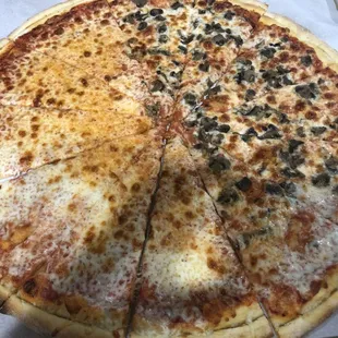 24" pie with half mushroom