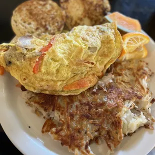 Philly Cheesesteak Omlet. Hash browns