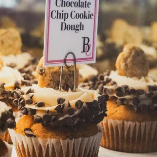 chocolate chip cookie dough cupcakes
