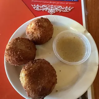2 Yuca Rellena