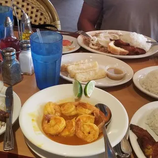 35. Camarones al Ajillo