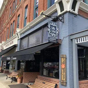 the outside of a restaurant