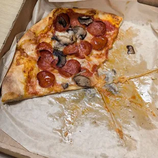 Pepperoni &amp; mushroom pizza