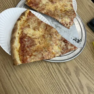 Pizza couldn't even fit in the plate lol