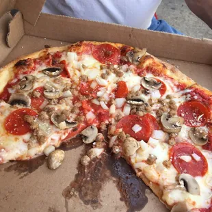 Deluxe pizza no green peppers