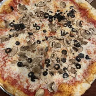 Large pie with mushrooms and black olives