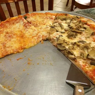 Half mushroom/half cheese pizza. Very good!