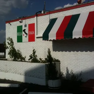 the exterior of a restaurant