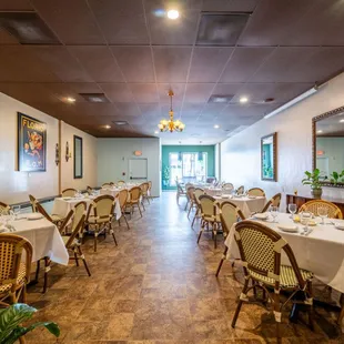Book for Private Events. 
Contact : banquets@bellalunamerced.com. 
Tuscan Room. 
Seats 80.
