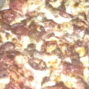 This is the pepperoni &amp; sausage pizza....delicious!!!