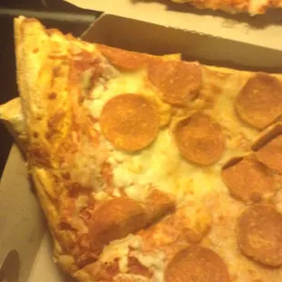 New York style pizza came in a   Lrg white box, I put some in the wing box, and other container to retain space!