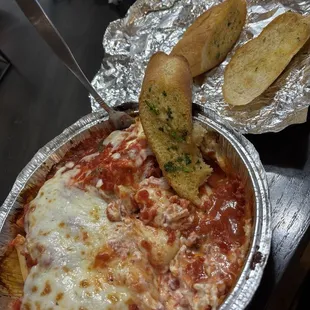 Baked ziti and garlic bread
