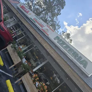 Front Entrance of Bella Pizzeria