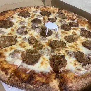 Meatballs pizza