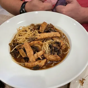 a plate of pasta with chicken and mushrooms