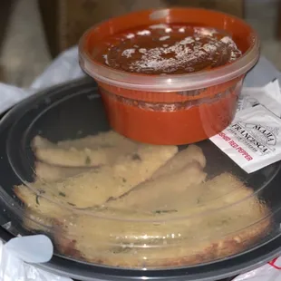 Take out/garlic bread/thinly sliced, average taste }:{