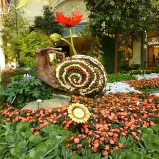 1500 cut flowers make up this snail.