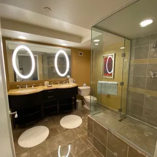 Resort Two Queen Room - Bathroom