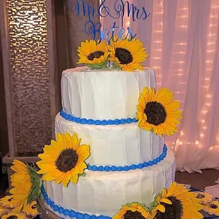 Wedding cake by: Mama Tee&apos;s Custom Cakes &amp; Treats El Paso TX.