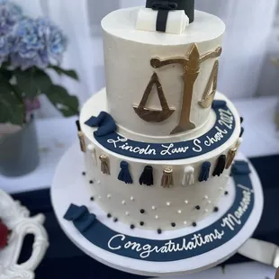 a graduation cake