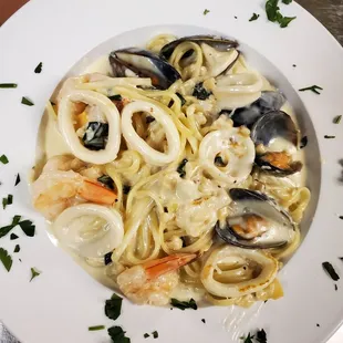 Seafood combo Alfredo