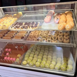 Macarons, cake pops and eclairs!