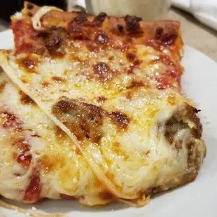 a slice of cheese pizza on a plate