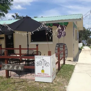 the outside of a restaurant