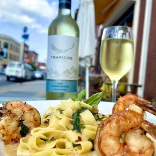 (Special) scampi jumbo shrimp with a glass of torrontes white wine