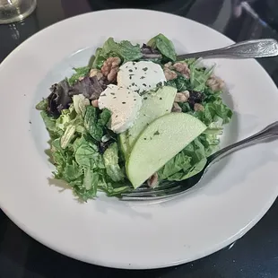 Caprino e Noci - mixed greens, goat cheese, apples, pecans and honey dressing