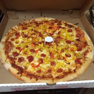 XL w Pepperoni and banana peppers :D