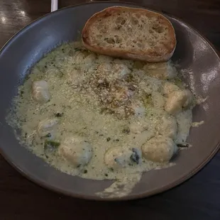 Gnocchi pesto with garlic bread