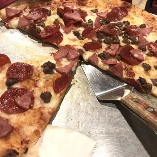Large Meat Lover&apos;s Pizza