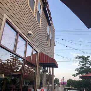 the outside of a restaurant