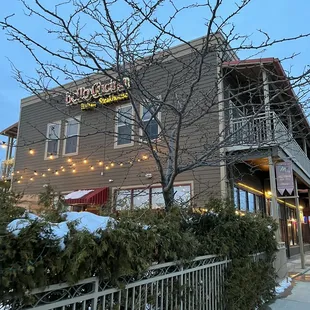 the outside of a restaurant