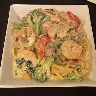 Fettucini Alfredo shrimp pasta w mushrooms onions broccoli peas, Bello Valentinos Italian Restaurant, New Smyrna Beach