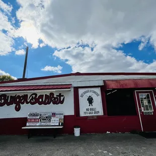 the outside of the restaurant