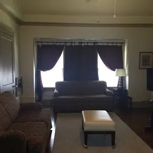 Studio w/2 sofa beds. Queen bed in loft upstairs