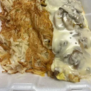 Bacon, mushroom and Swiss omelette and hash browns