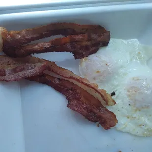 4 bacon strips and over easy eggs